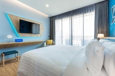 Deluxe Pool Facing Room