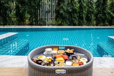 Deluxe Pool Facing Room