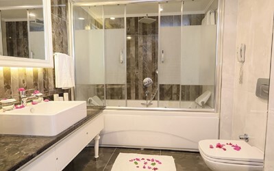 Jacuzzi Suite Room