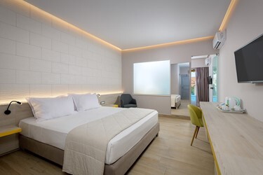 Suite with Inland View