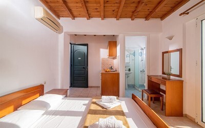 Studio with Garden or Pool View A/C