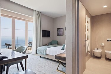 Deluxe Front Sea View