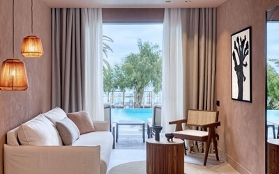Suite Sapphire Open Plan Swim Up Pool for 2 Adults Max 1 Child HB