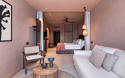 Suite Sapphire Open Plan Swim Up Pool for 2 Adults Max 1 Child HB