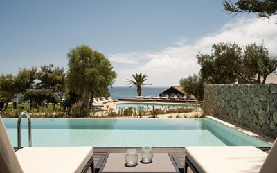 Suite Sapphire Open Plan Swim Up Pool for 2 Adults Max 1 Child HB