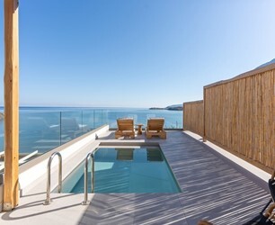 Suite sea front with private pool