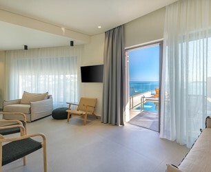 Suite sea front with private pool
