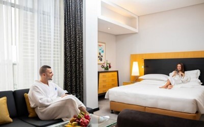 Family connecting suite