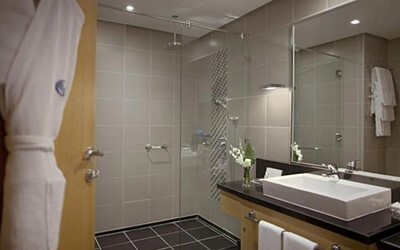 Family connecting suite