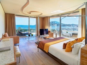 Cloud 9 Corner Suite