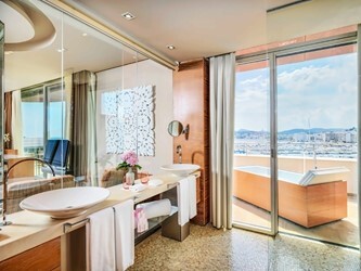 Cloud 9 Corner Suite