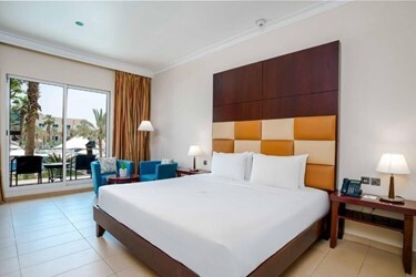 Deluxe king poolview