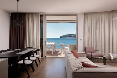 3 Bedroom Sea View Line