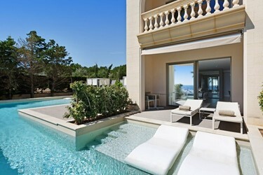 Swim-up Renaissance Sea views