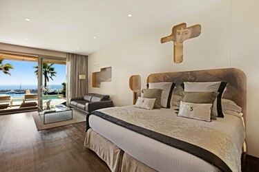 Swim-up Renaissance Sea views