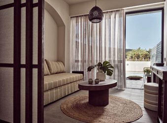 King Evergreen 1-Bedroom Suite with Individual Pool Garden View