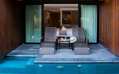 Pool Access Jacuzzi Deluxe