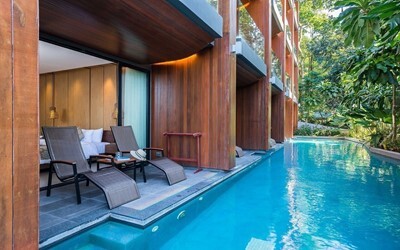 Pool Access Jacuzzi Deluxe
