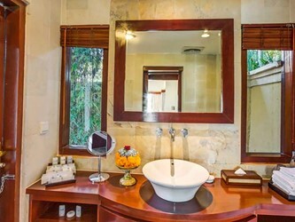 DISCOVERY BEACHFRONT VILLAS