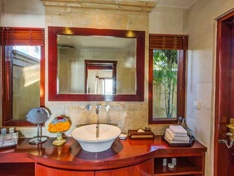 DISCOVERY BEACHFRONT VILLAS