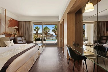 Swim-up Jacuzzi Sea views