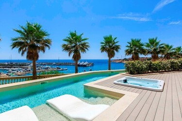 Swim-up Jacuzzi Sea views