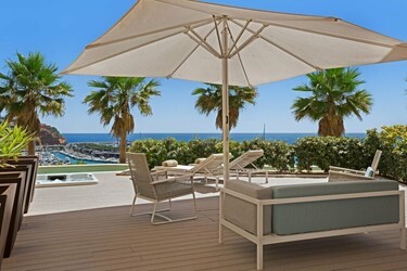 Swim-up Jacuzzi Sea views