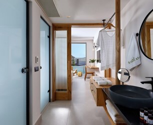 One bedroom suite side sea view shared pool