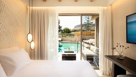 Family Suite Swim Up Sharing Pool