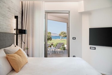 Family Suite Sharing Pool Side Sea View
