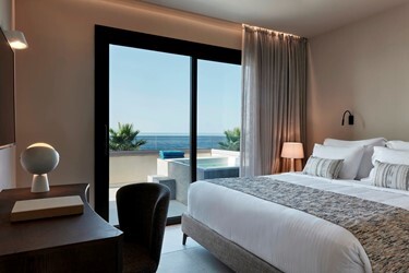 Executive Suite Sea Front with Jacuzzi