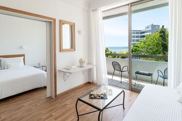 Family Room Guestroom Premier with Side Sea View