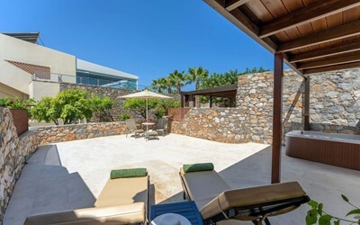 Bungalow With Outdoor Jacuzzi