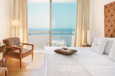 Family Room Guestroom LUX ME with Sea View