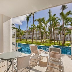 1 King Bed Swim Up Premium Junior Suite