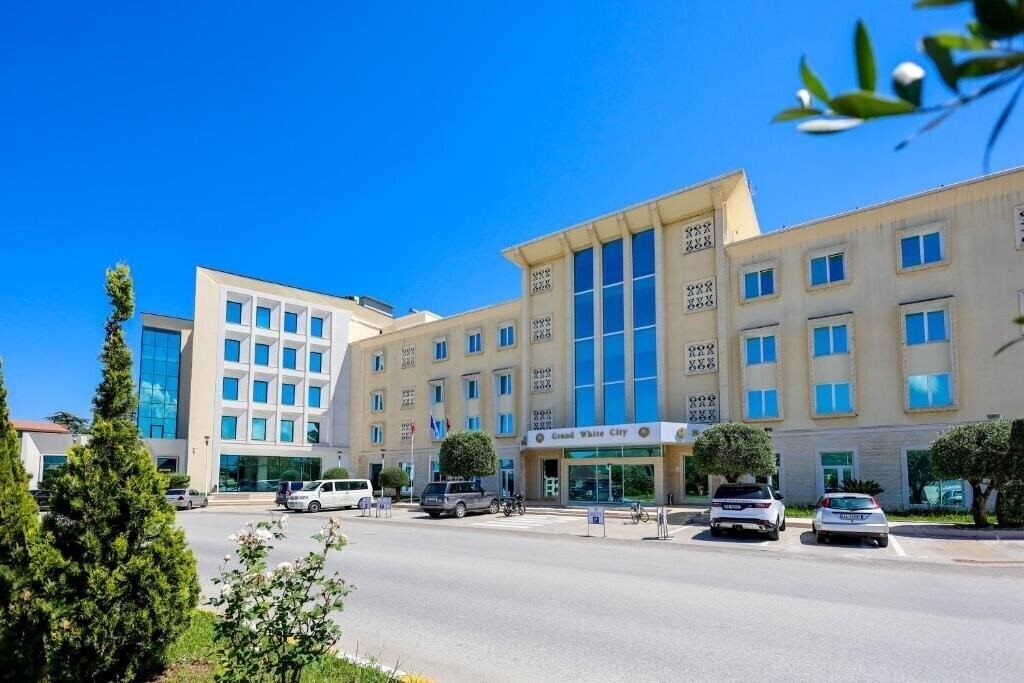 Готель Grand White City Hotel 4*