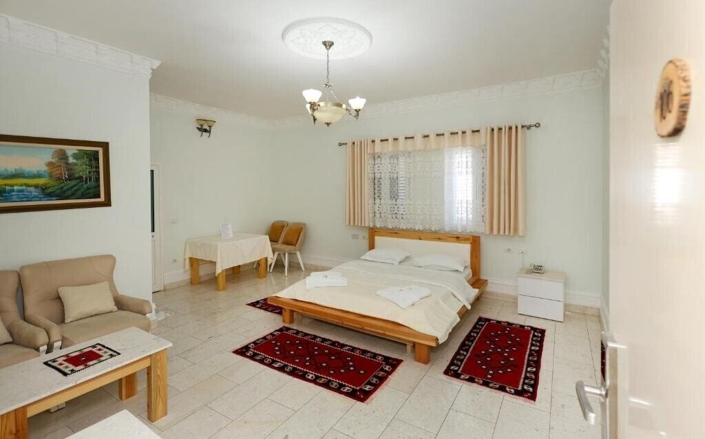 Фото Hotel Familja 3*