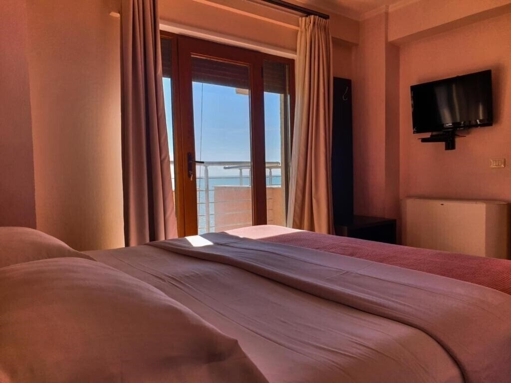 Готель Hotel Nais Beach 3*
