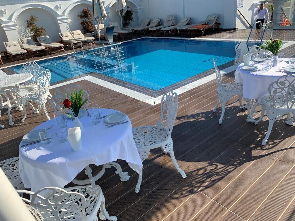 Готель Empire Hotel 4*