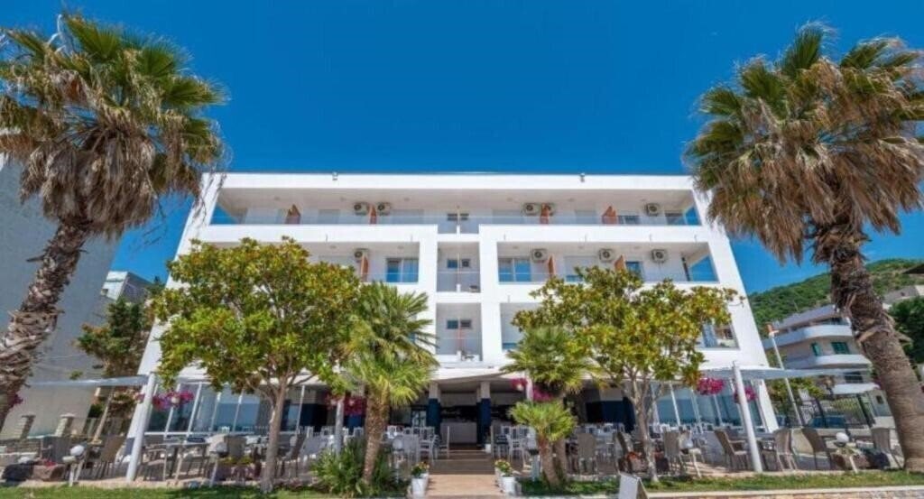 Отель Hotel Besani 3*