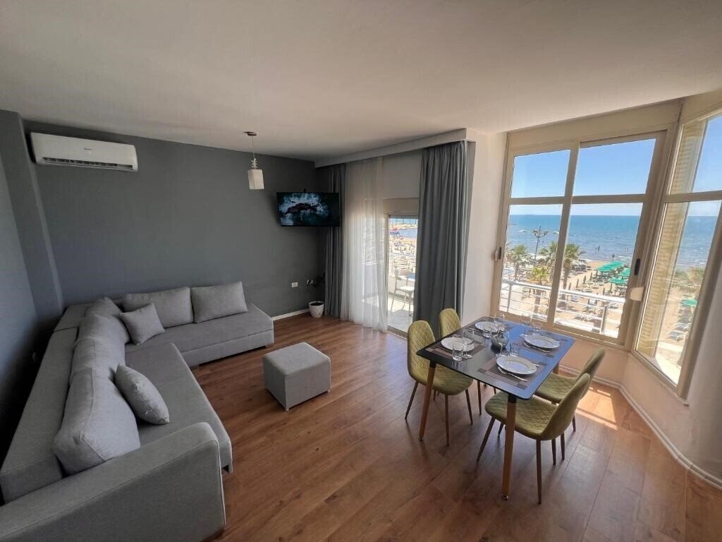 Отель Wave Beachfront Apartments 3*