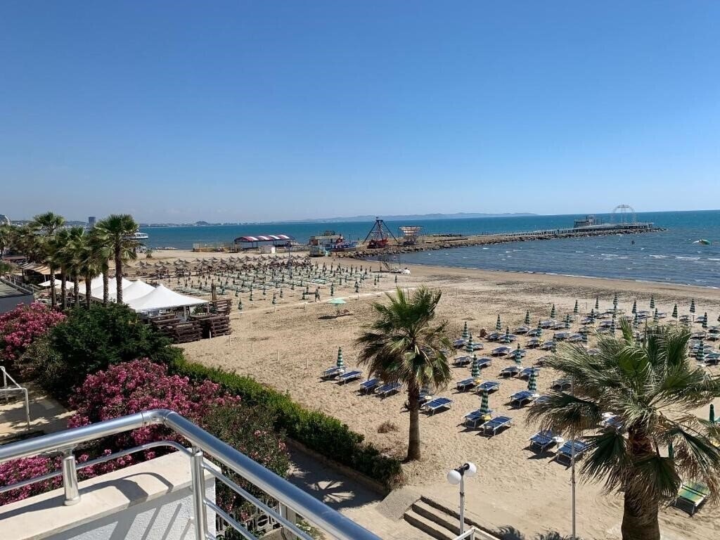 Фото Wave Beachfront Apartments 3*
