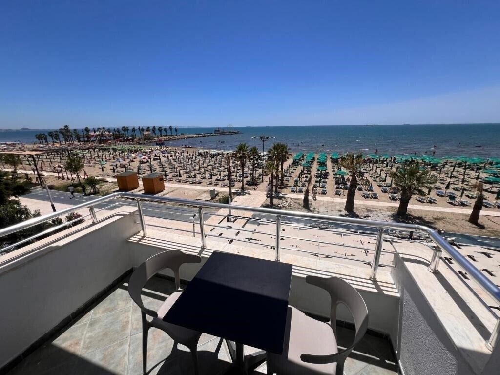 Фотография Wave Beachfront Apartments 3*