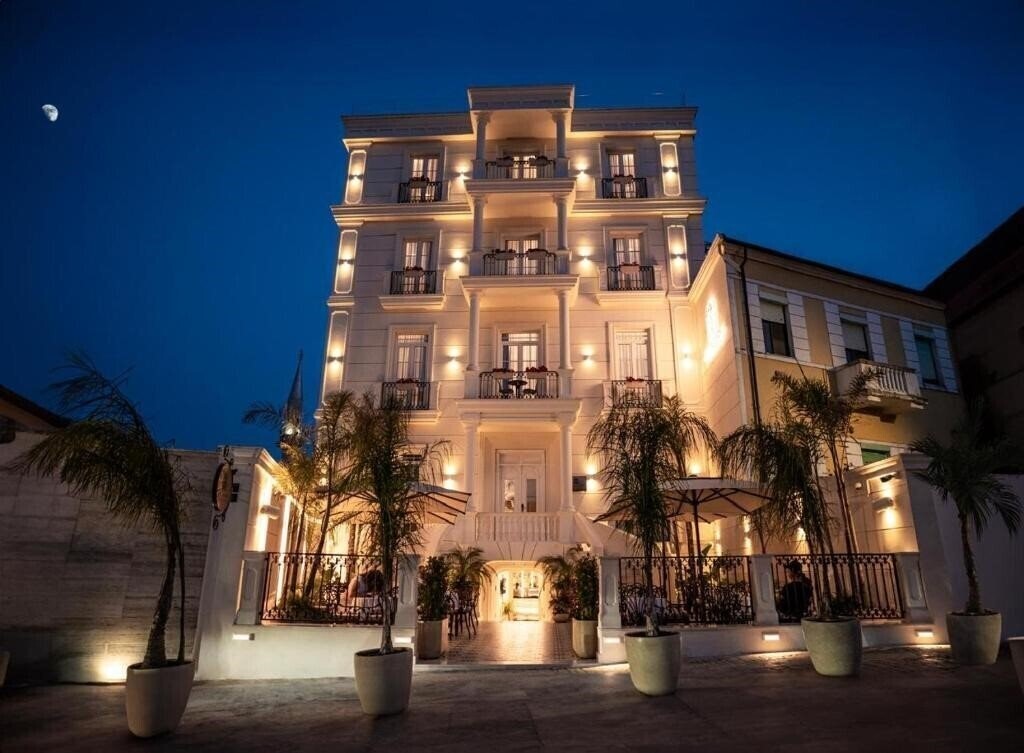 Отель Art Gallery Boutique Hotel 4*