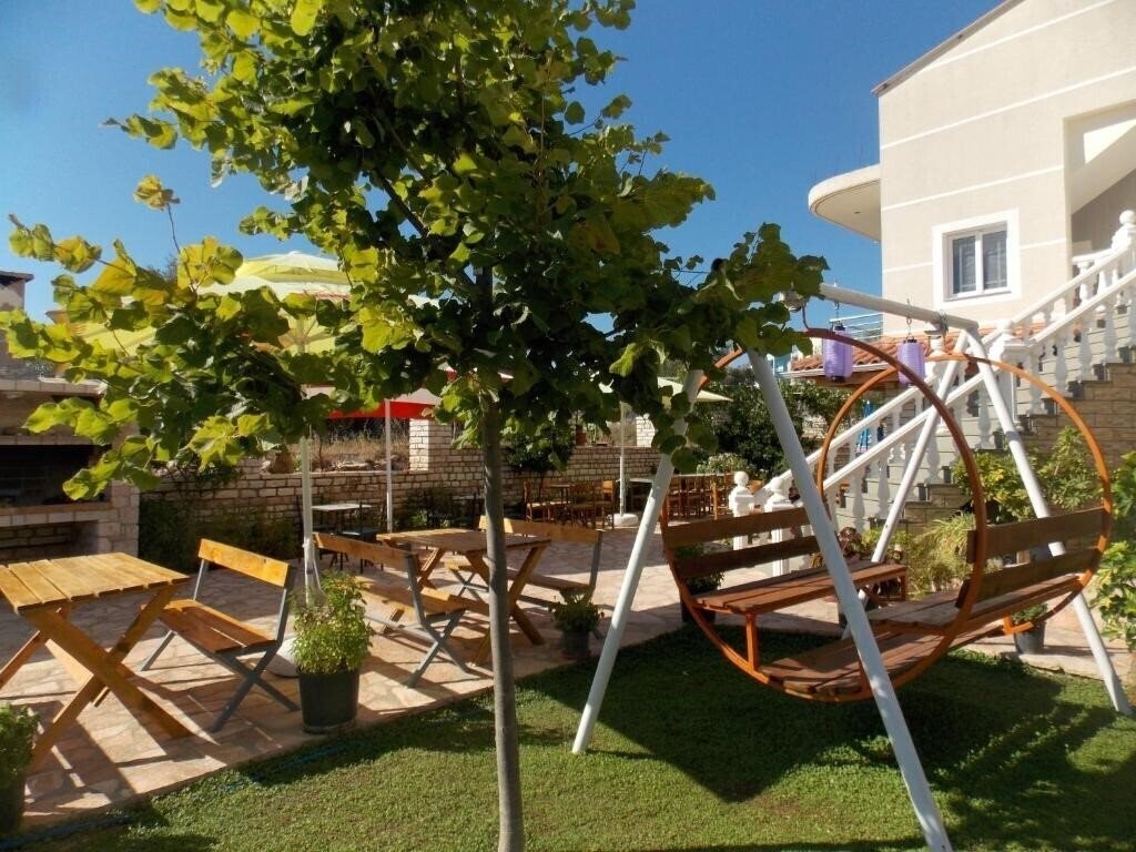 Отель Hotel Chris 2*