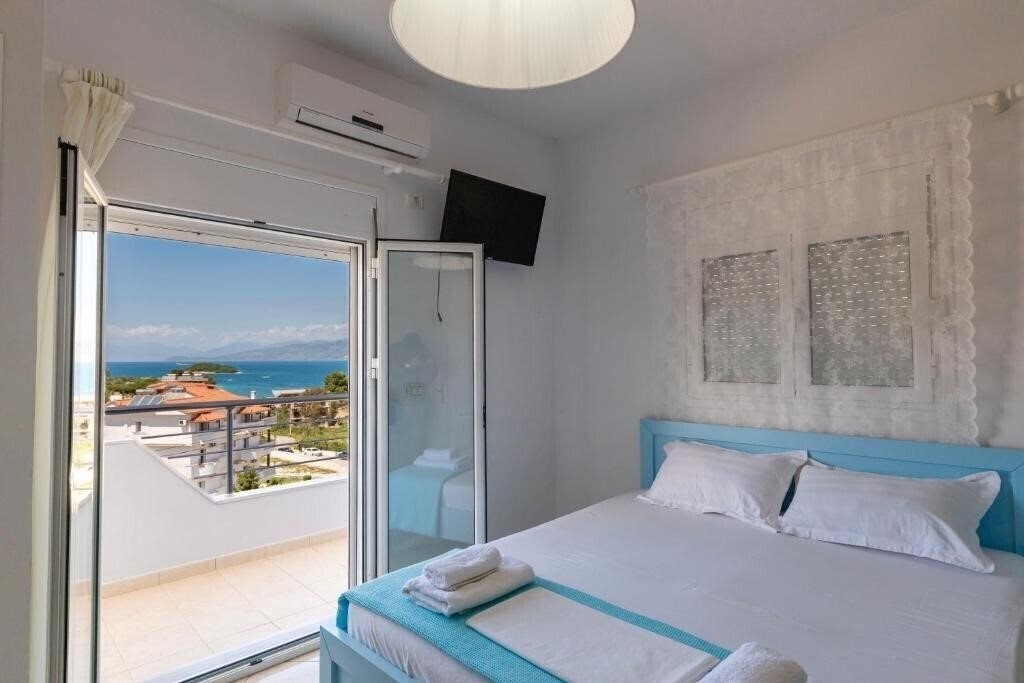 Отель Two Mermaids Hotel 3*