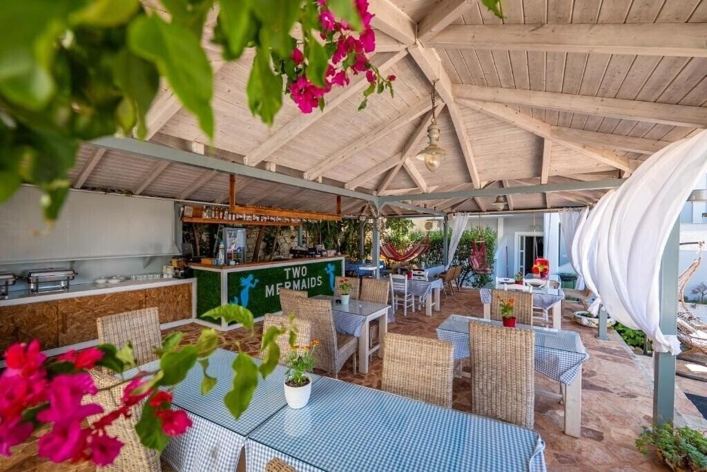 Фото Two Mermaids Hotel 3*