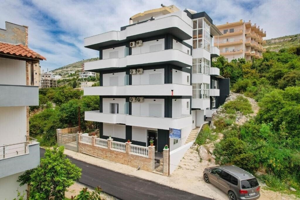 Готель Eleana Apartments 3*