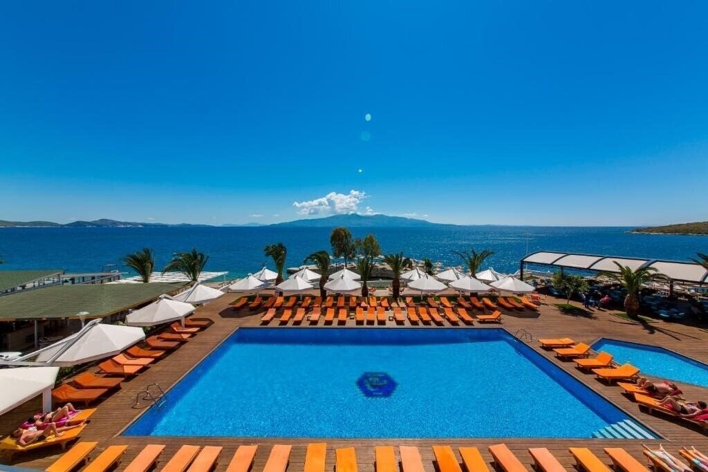 Готель Saranda Palace 4*