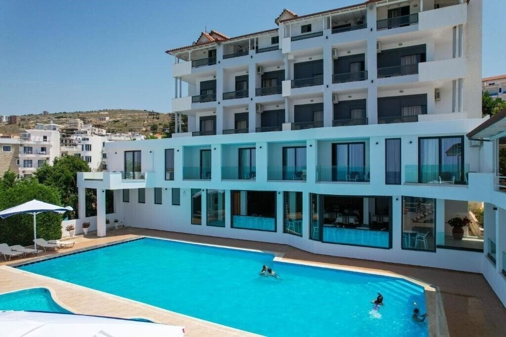 Фото Hotel Emblem 3*